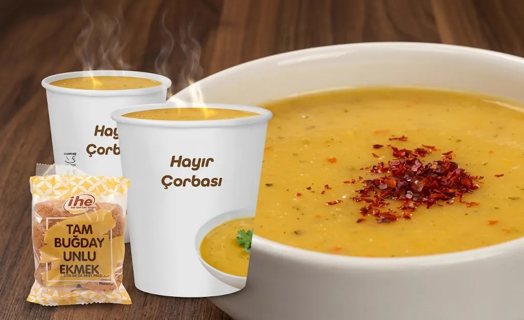 Bardaklarda hayır çorbası ve paketli ekmek